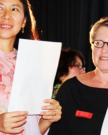 Teilnehmerinnen der Frauenakademie mit ihren Zertifikaten Bild: Teilnehmerinnen der Frauenakademiemit ihren Zertifikaten