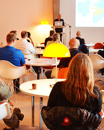 Architektur und Design Bild: Besucher eines Vortrags über Architektur