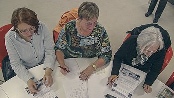 Bild: Teilnehmerin der Frauenakademie Ulm mit Unterrichtsmaterialien