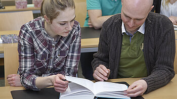 Abendgymnasium an der Ulmer Volkshochschule Bild: Lehrmaterialien am Abendgymnasium in Ulm