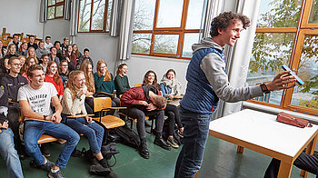 Aicher-Scholl-Kolleg Ulm Bild: Kollegstudierende im kleinen Hörsaal