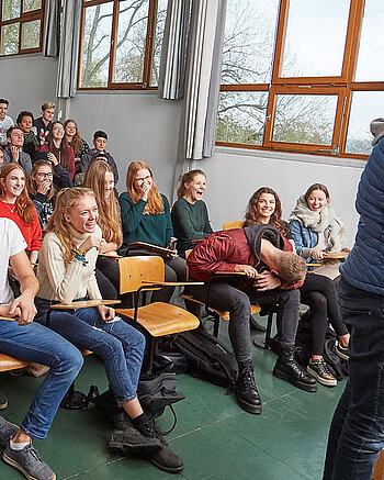 Kollegstudierende im kleinen Hörsaal Bild: Kollegstudierende im kleinen Hörsaal