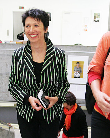 Teilnehmerin und Dozentin der Frauenakademie Ulm im Treppenhaus vom EinsteinHaus Bild: Teilnehmerin und Dozentin der Frauenakademie Ulm im Treppenhaus vom EinsteinHaus