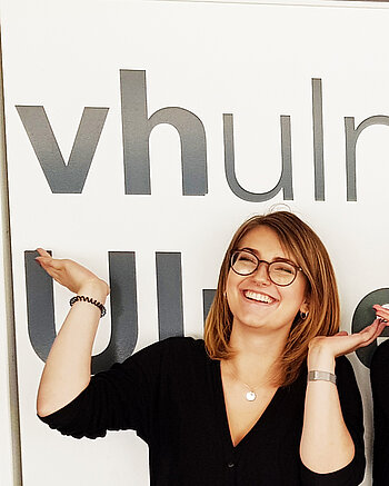 FSJlerinnen vor dem EinsteinHaus Bild: FSJlerinnen vor dem EinsteinHaus