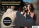 Ein Mann im Vordergrund fotografiert eine Frau im Hintergrund