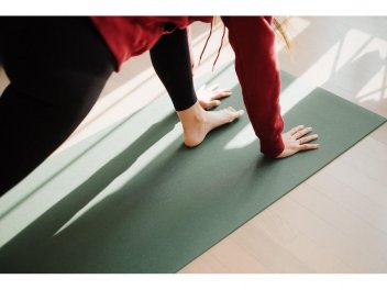 Person macht Pilates-Übung auf Matte